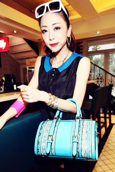 หมดค่ะ กระเป๋าสะพายMaomao รุ่นm31-016 ดีไซน์สวย สีฟ้า (classic blue) ใช้ถือ คล้องแขน และสะพายได้ค่ะ